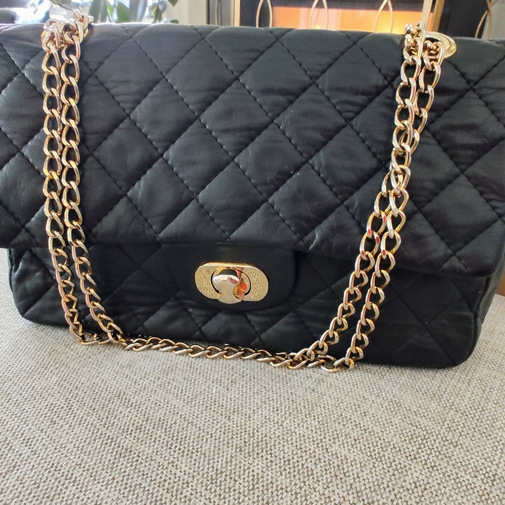 Classic quilted Brio handbag.